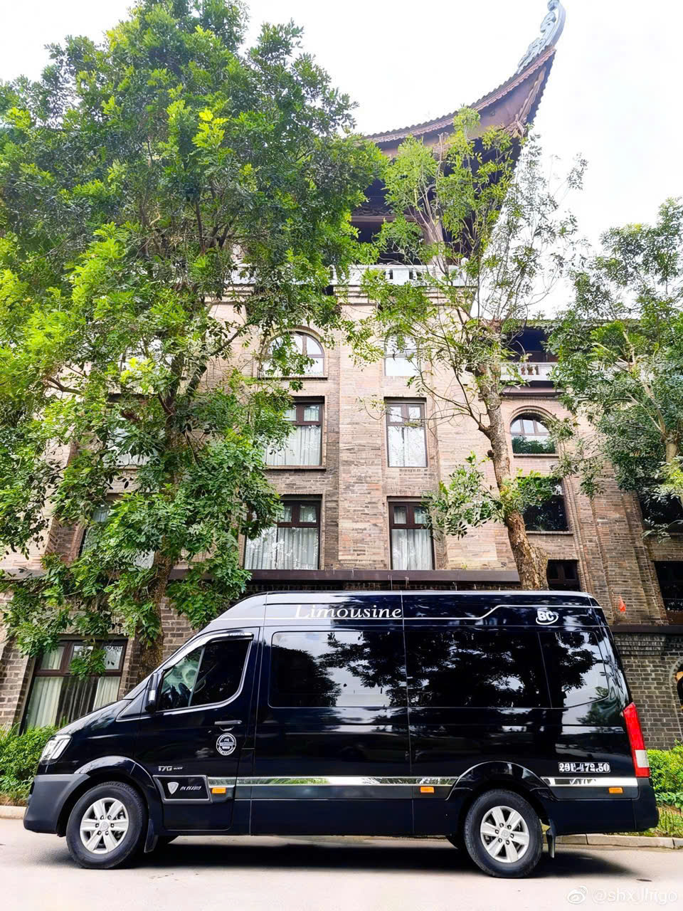 Thuê Xe Limousine Dcar Đi Công Tác Tại Hà Nội Chuyên Nghiệp