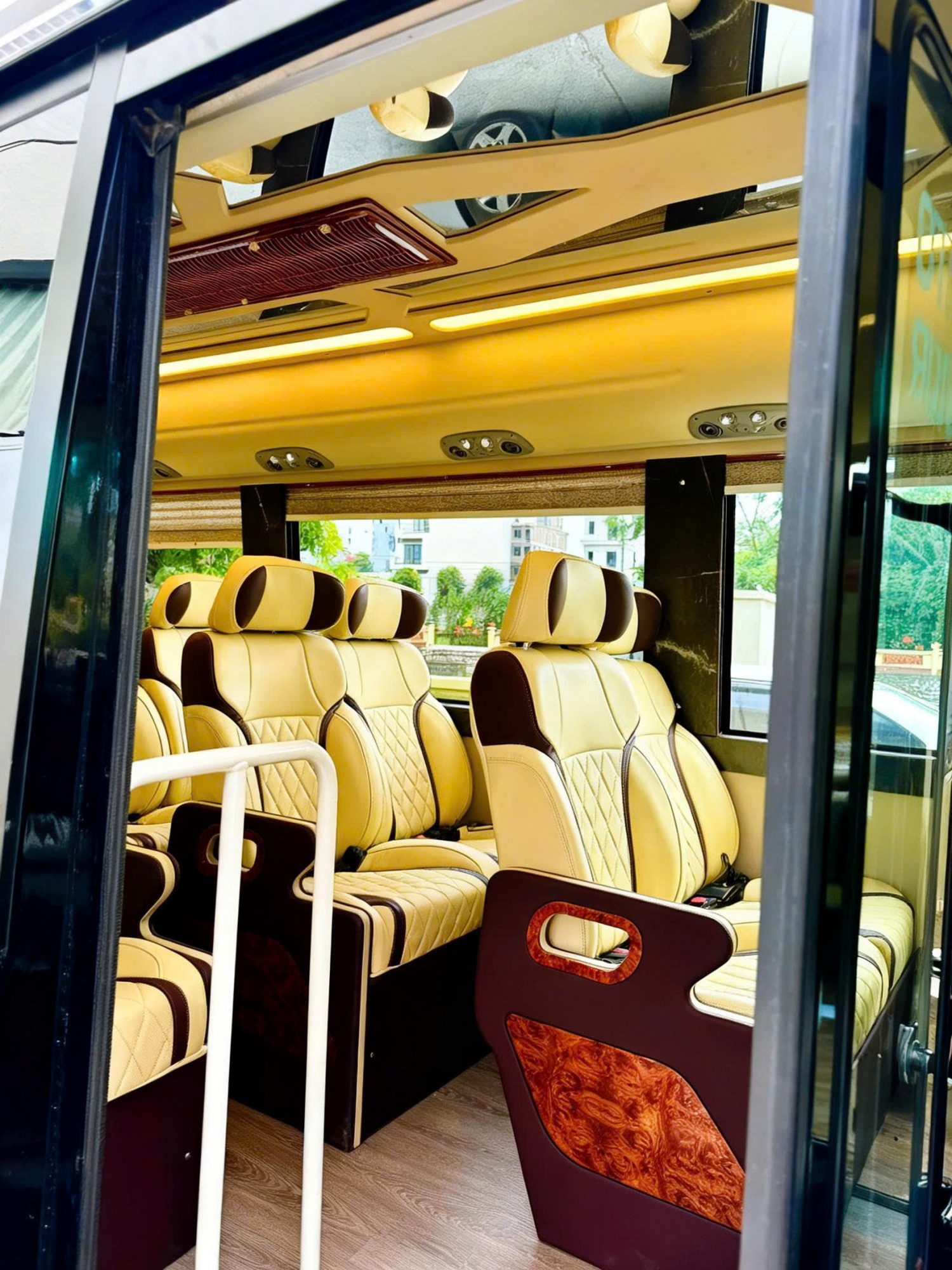Cho thuê xe 16 chỗ Limousine đáp ứng nhiều nhu cầu di chuyển