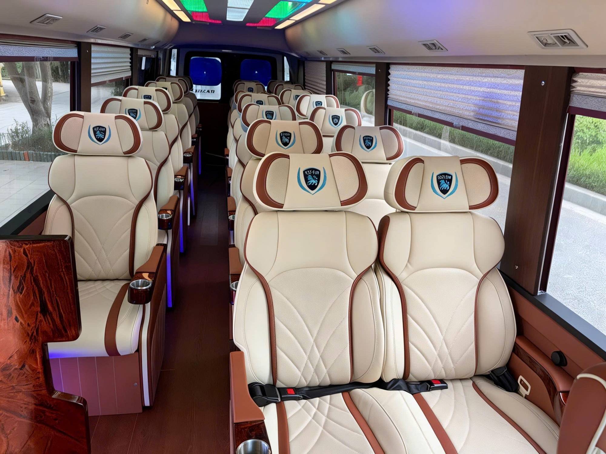 Cho thuê xe 16 chỗ Limousine đáp ứng nhiều nhu cầu di chuyển