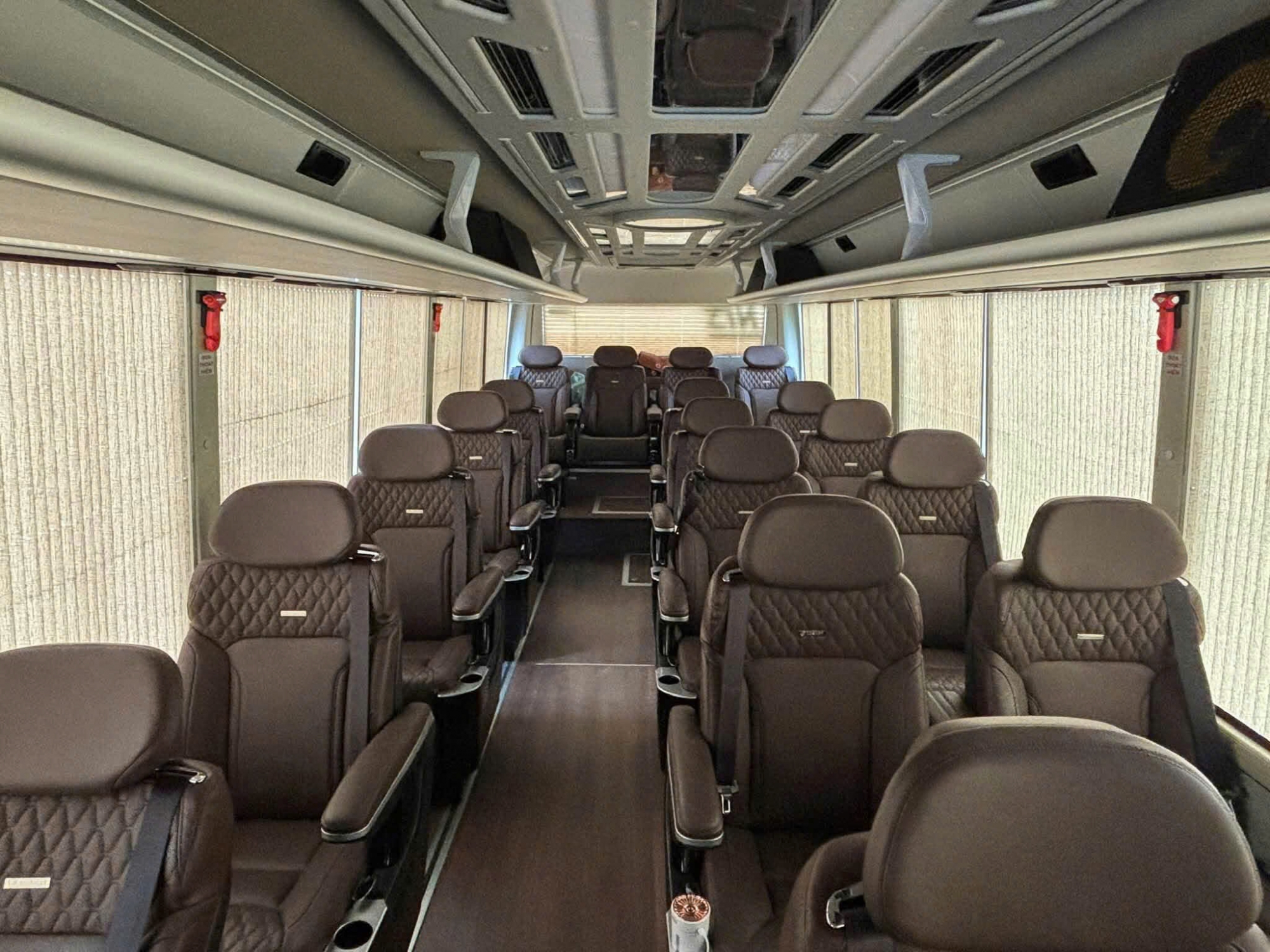 Xe 19 chỗ Limousine đời mới - Khác biệt ngay từ hình thức bên ngoài