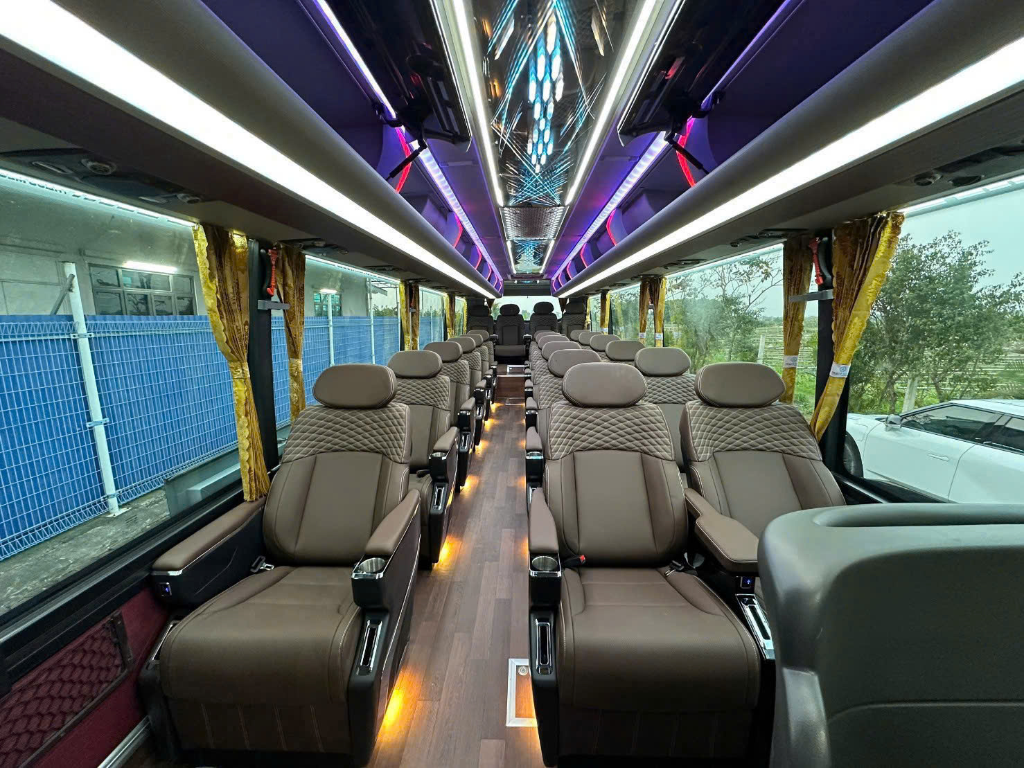 Xe 19 chỗ Limousine đời mới - Khác biệt ngay từ hình thức bên ngoài