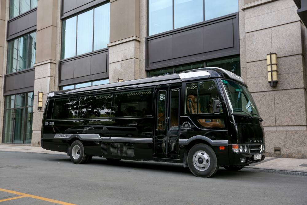 Xe limousine 16 chỗ có gì khác xe 16 chỗ thông thường? So sánh chi tiết trước khi thuê