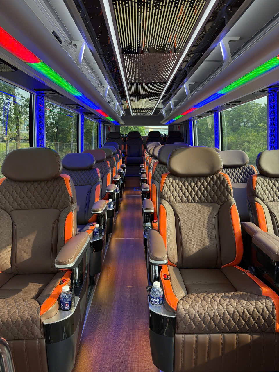 Thuê Xe Limousine 16 Chỗ Hà Nội Cho Nhóm Đông Người